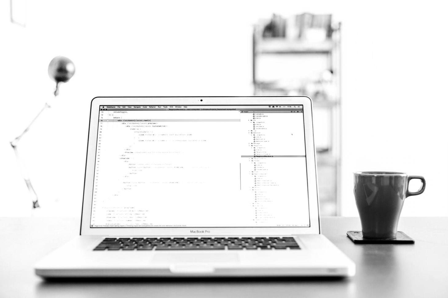 Equipo trabajando en estrategias de ventas financieras