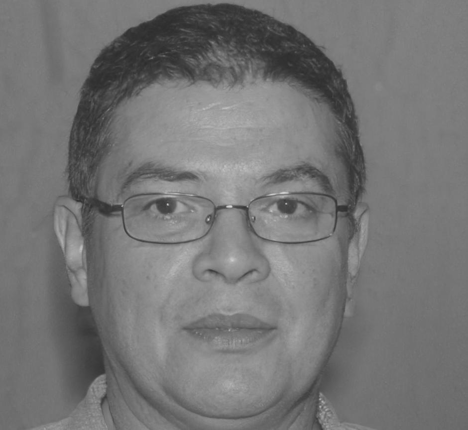 Retrato profesional de Adrián Montalvo, especialista en técnicas de venta avanzadas