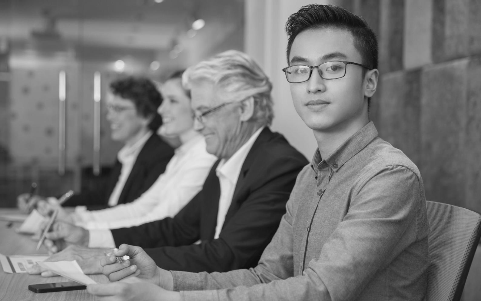 Profesional analizando estrategias de ventas en una reunión de trabajo