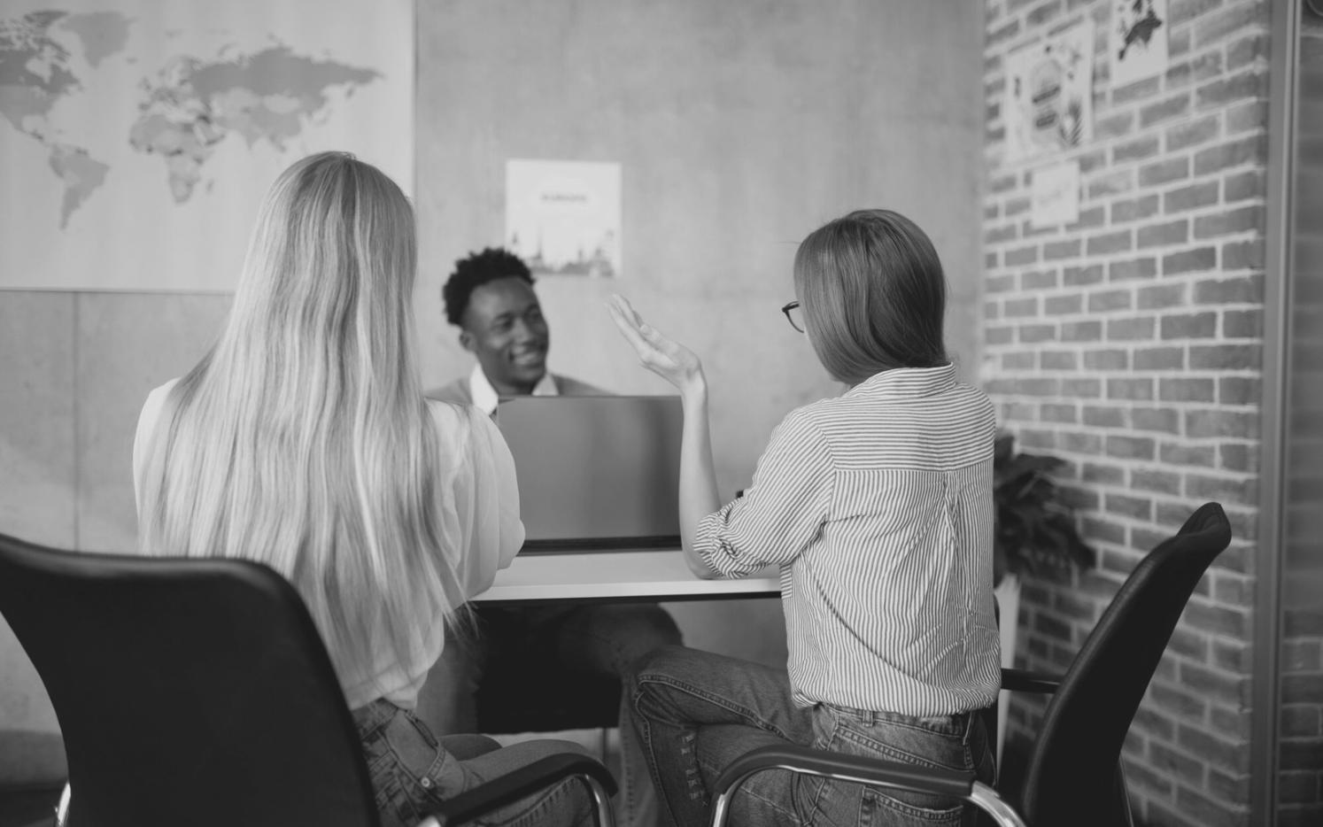 Profesionales desarrollando estrategias de ventas en sesión de formación